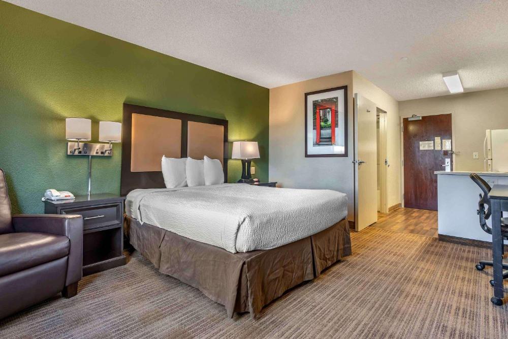 Queen studio with 1 Queen Bed - Disability Access/Non-Smoking interior